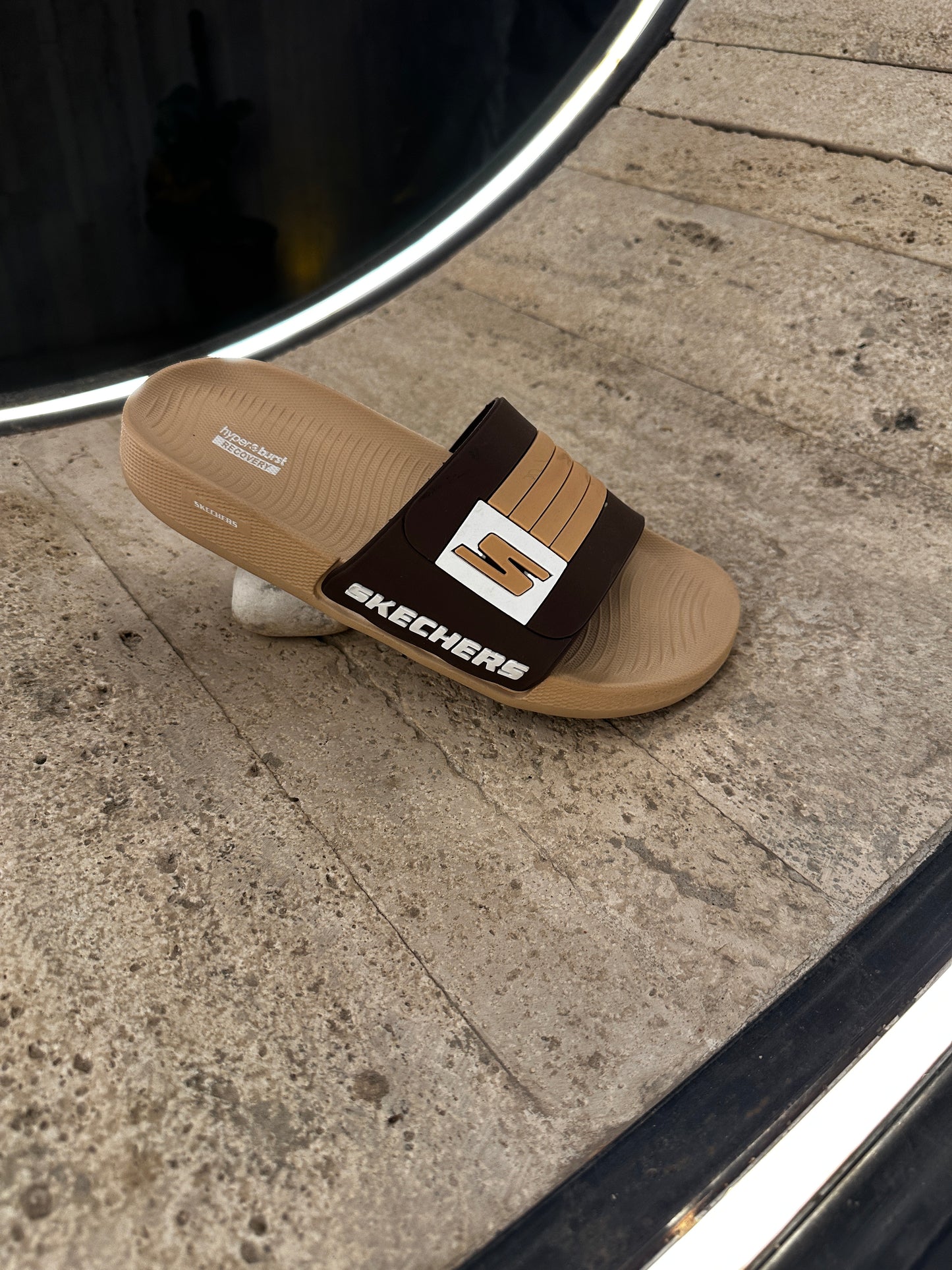 SKECHERS MEN’S SLIPPERS