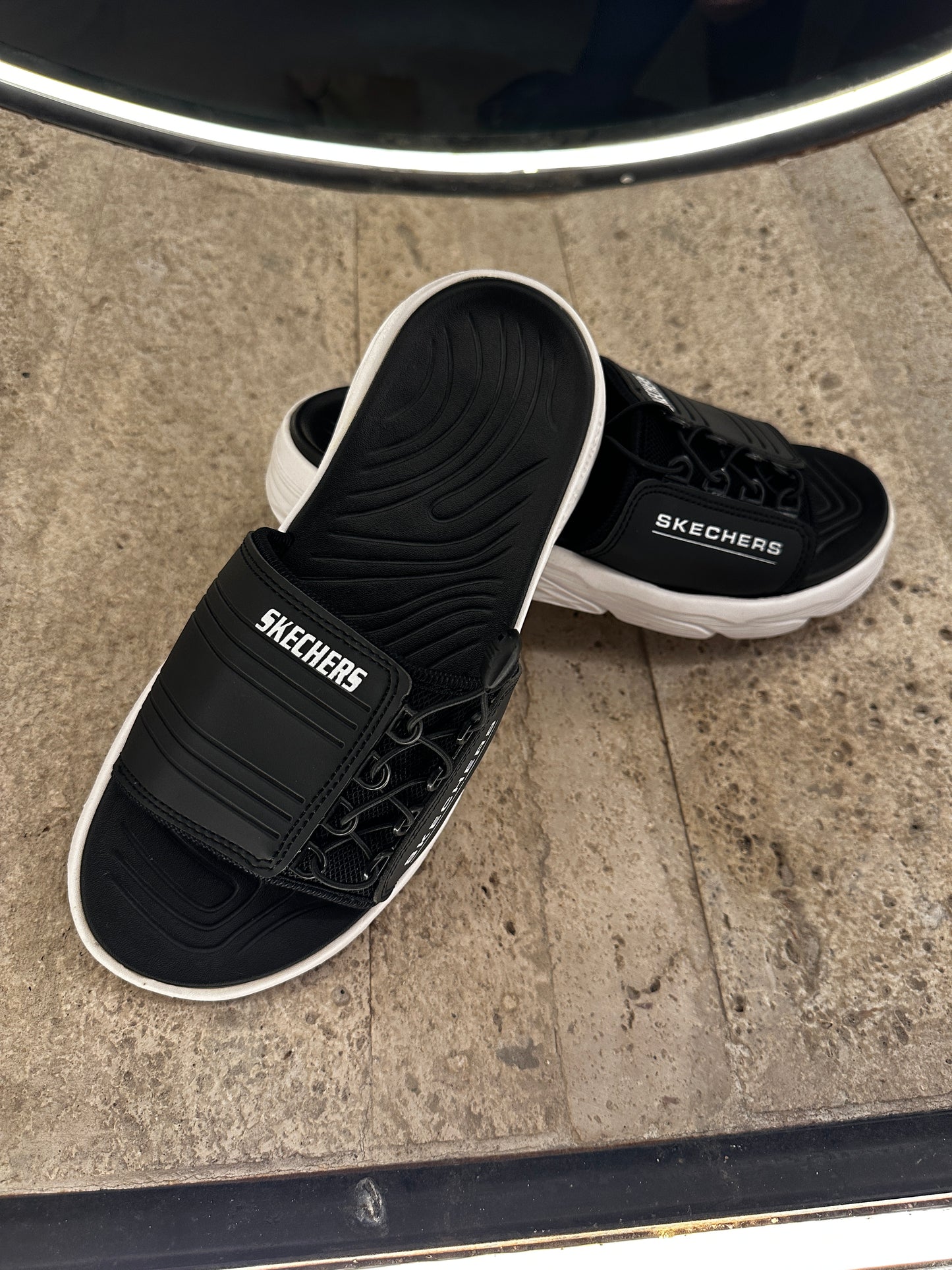 SKECHERS MEN’S SLIPPERS